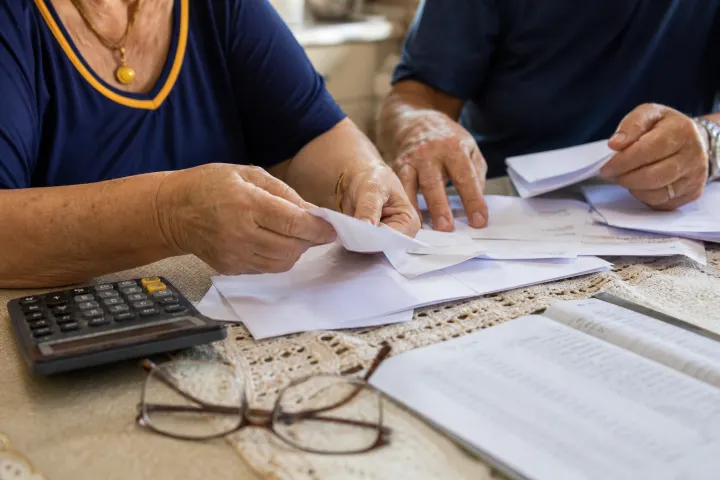 Pessoa analisando cobranças e reajustes do plano de saúde